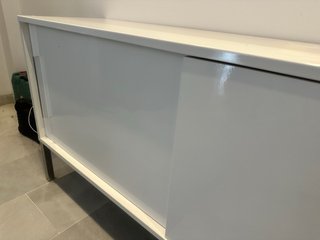 Mueble recibidor y espejo plateado