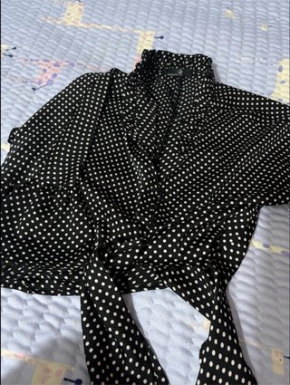 Blusa negra de lunares
