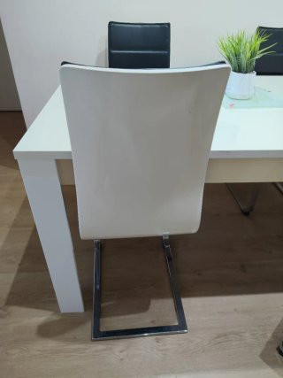 Mesa blanca  160+90 y 4 sillas