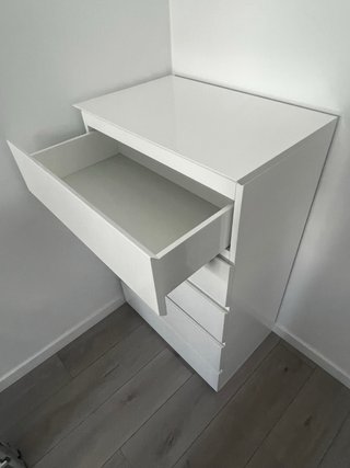 Cómoda de roble lacada en blanco