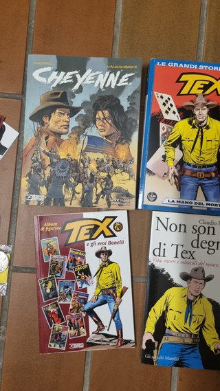 Lotto vario TEX composto da libri e gadget