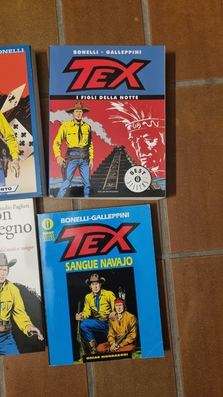 Lotto vario TEX composto da libri e gadget