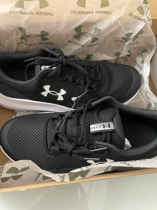 Zapatillas Under Armour Negras y Blancas