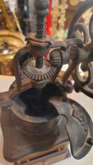 Molinillo de café antiguo de madera