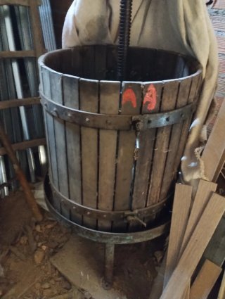 Prensa de vino de madera con usillo