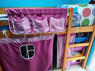 Cama litera con espacio debajo