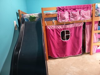 Cama litera con espacio debajo