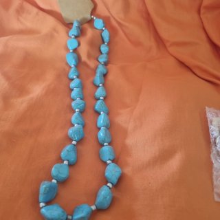 Collar hecho a mano con mariposas y flores