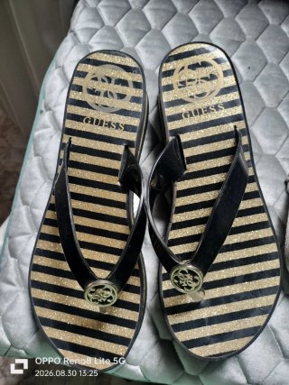 Sandalias Guess Mujer Negro y Dorado