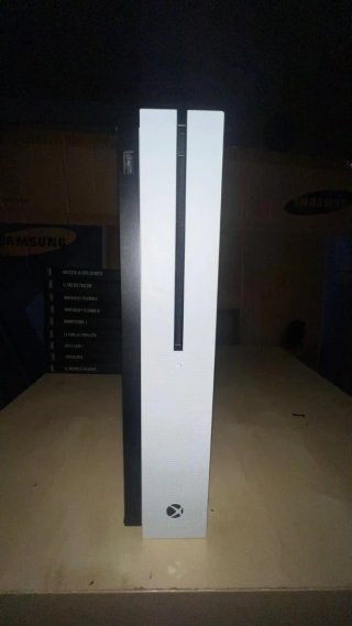 Xbox blanca con altavoz y mando