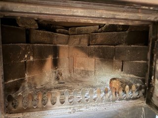 Estufa de leña hierro con puerta cristal.
