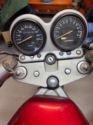 Suzuki GS50 Naked Roja y Plata