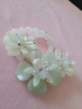Bracciale con fiori e perline