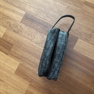 Pochette grigia con logo