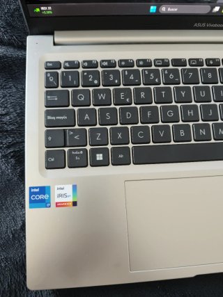 Portátil Asus Vivobook 15 AMOLED