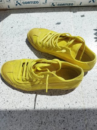 Zapatillas Puma color amarillo.