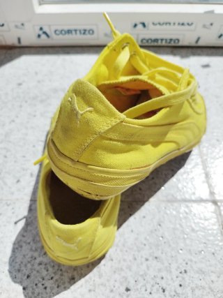 Zapatillas Puma color amarillo.