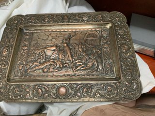 Bandeja de bronce con relieve