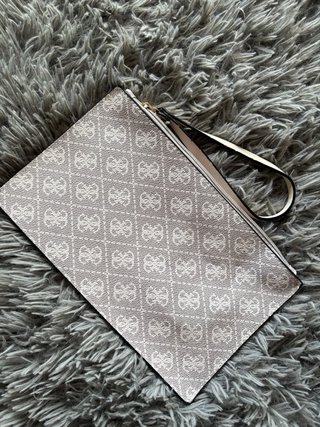 Cartera Guess Gris y Blanca