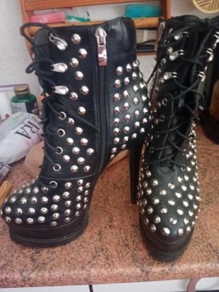 Botas cortas negras con tachuelas y tacón