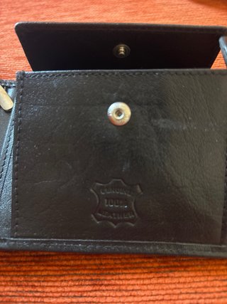 Billetera de piel negra con cierre