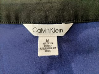 Blusa Calvin Klein azul y negro sin mangas