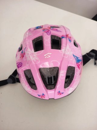 Casco infantil rosa con mariposas