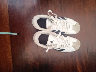 Zapatillas Adidas Blancas y Beige