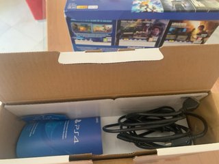 PS4 Slim 500GB + 2 Mandos + Juegos