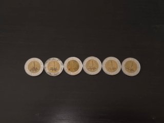 Extensa colección de monedas internacionales