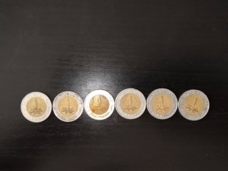 Extensa colección de monedas internacionales