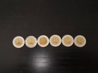 Extensa colección de monedas internacionales