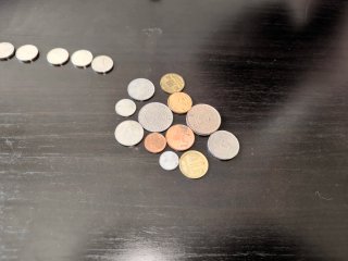 Extensa colección de monedas internacionales