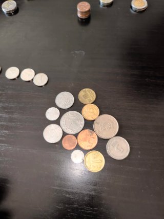 Extensa colección de monedas internacionales
