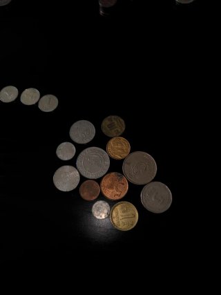 Extensa colección de monedas internacionales