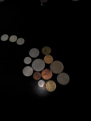 Extensa colección de monedas internacionales