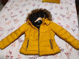 Abrigo Zara con gorro de pelo amarillo