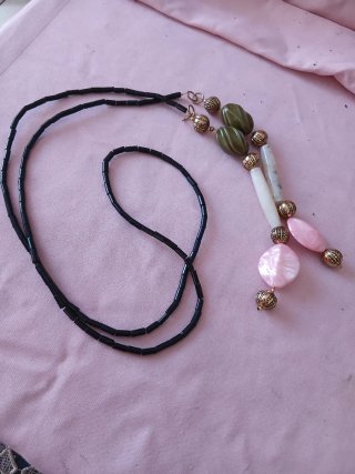 Collana con perline nere e pendente