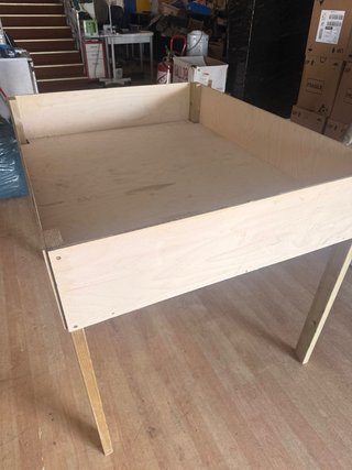 Mesas expositoras de madera tipo cajón