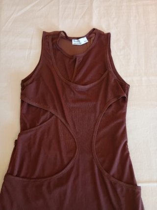 Vestido juvenil marrón con cortes sin visibil int