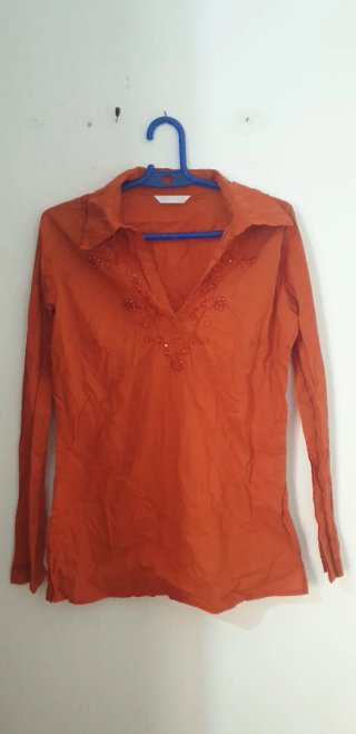 Blusa naranja talla 38 con pedrería