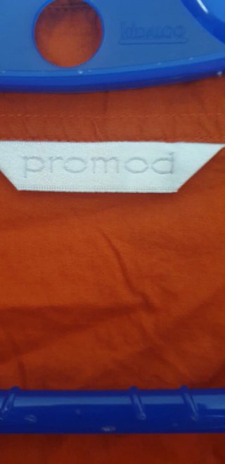 Blusa naranja talla 38 con pedrería
