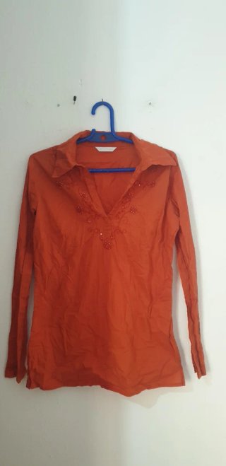 Blusa naranja talla 38 con pedrería