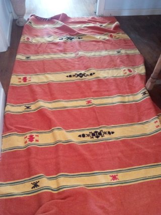 Antigua alfombra bereber color coral mostaza mante