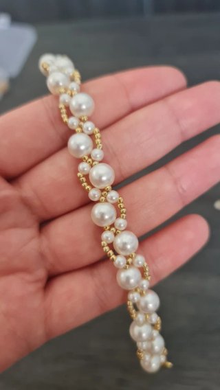 Pulsera perlas y cuentas doradas hecha a mano