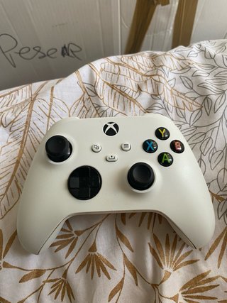 Xbox Series S + 2 mandos (1 scuff)