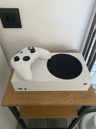 Xbox Series S + 2 mandos (1 scuff)