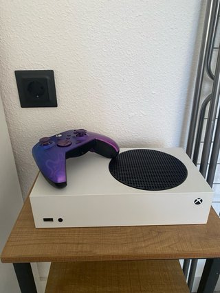 Xbox Series S + 2 mandos (1 scuff)