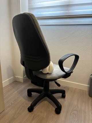 Silla de oficina gris con ruedas