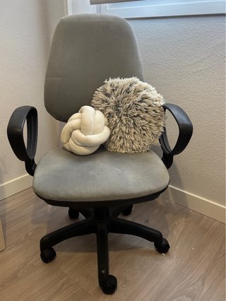 Silla de oficina gris con ruedas